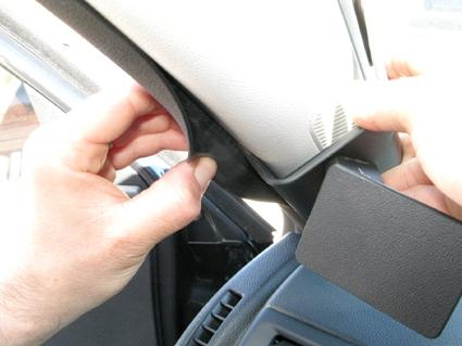 En hand justerar panelen vid vindrutan i en Skoda Fabia.