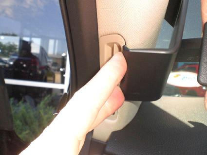 Monteringsbygel för Suzuki Kizashi, fästs vid bilens inredning.