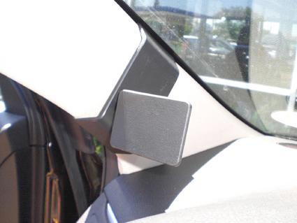 Monteringsbygel för Suzuki Kizashi, vänster sida, svart yta.