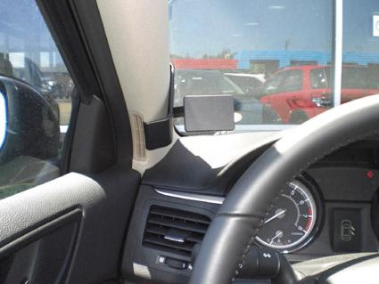 Monteringsbygel för ProClip, placerad på vänster sida av instrumentbrädan.