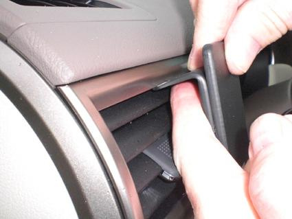 Händer som justerar en ventil i en Lexus GX interiör.