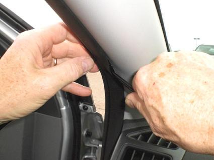 En person installerar eller justerar en del på en Hyundai Sonata 11-14.