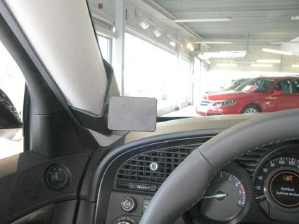 Instrumentpanel och lucka vid förarsidan av en Saab 9-5.