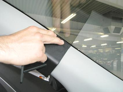 En hand som placerar en del på förarsidan av en Citroen C4 Aircross.