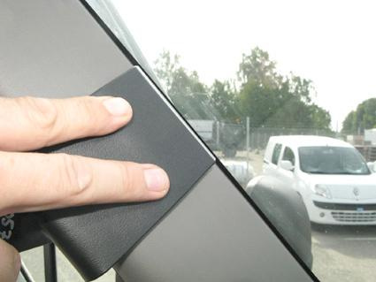 Monteringsbygel fästs på en Renault Master, centralt på vindrutan.