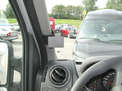 Monteringsbygel för ProClip i Renault Master, centrerad vid instrumentbrädan.