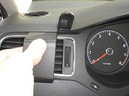 Hand som justerar luftutblås i en Volkswagen Jetta 11-15.