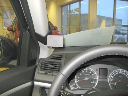 En interiörvy av en Suzuki Swift med instrumentpanel och vindruta.