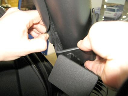 Två händer justerar en del av interiören i en Nissan Juke.