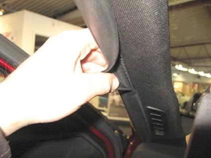 En hand som justerar inredningen i en Alfa Romeo Giulietta.