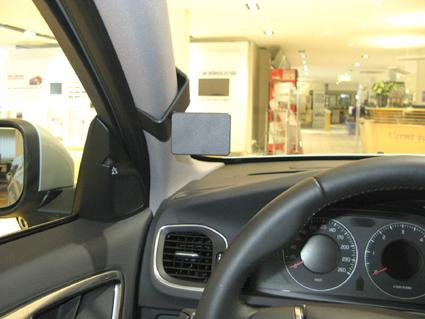 Interiör av Volvo S60 med fokus på vänster högerspegel och instrumentpanel.