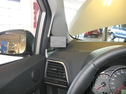 Interiör av Subaru Trezia med fokus på instrumentbrädan och den vänstra sidan.