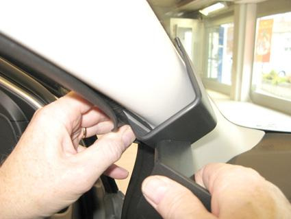 En person installerar en del på en Ford Focus 11-15.