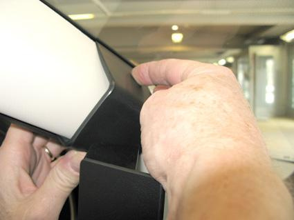 En hand monterar en del på Ford Focus 11-15, vänster sida.