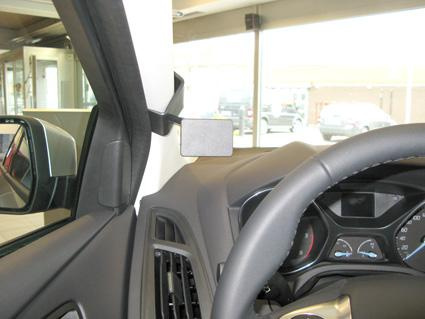 Inre del av en Ford Focus 11-15 med spegel och instrumentpanel.