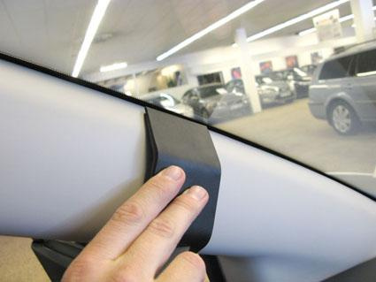 En hand justerar en del av interiören på en Mazda 5.