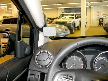 En interiörvy från en Mazda 5 med instrumentskärm och backspeglar.