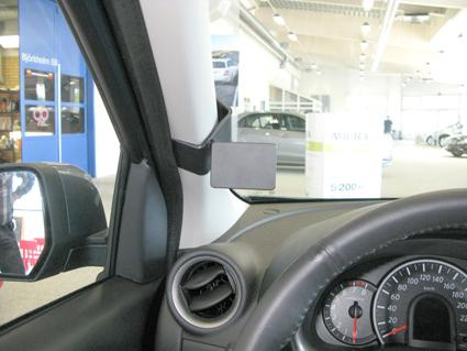 Inredning av bil med en spegel på A-stolpen och instrumentbräda.