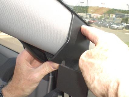 Monteringsbygel för Hyundai Accent, installation av vänsterdel.