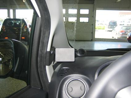 Visar en bilinteriör med en komponent på dörrposten.