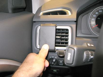 En hand som trycker på en luftventil i en Volvo V70.