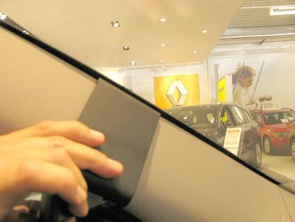 Del av bilinteriör med hand som håller i en komponent.