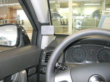 Interiör av Chevrolet Captiva, med fokus på instrumentbräda och spegel.