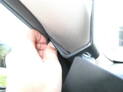 En hand som justerar takpanelen i en Hyundai i40.