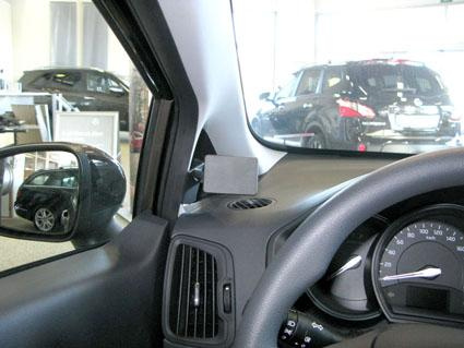 Interiör av Kia Rio med instrumentbräda och sidobackspeglar i bilutställning.