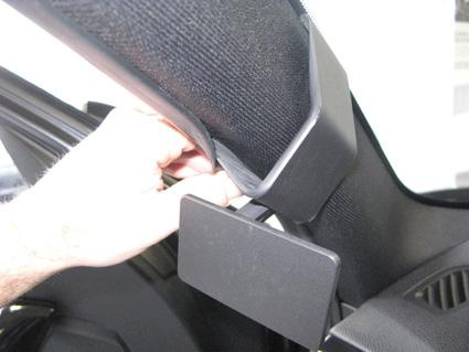 Fäste på bilens inredning, sannolikt en del av takstolpen.