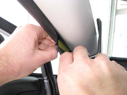 Monteringsbygel installeras på taksäteskåpet i Subaru Impreza/XV.