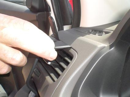 En hand justerar luftrör i en Honda CR-V 12-15.
