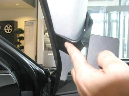 En hand pekar på en detaljerad del av en Audi A6 11-15, vänster sida.