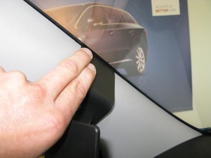 En hand som pekar på en del av Toyota HiLux 12-15, vänster sida.