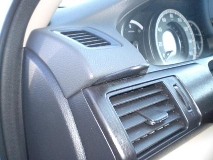 Instrumentpanel med luftventil och mätarglas.