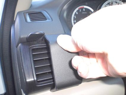 En hand justerar en ventil inuti en Honda Accord/Accord Coupé.