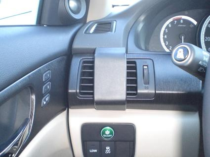 Interiör av Honda Accord med ventiler och knappar på instrumentbrädan.