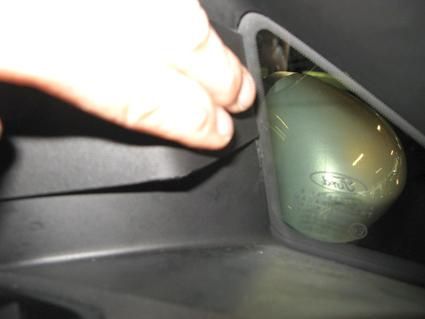 Visar en hand som håller i en del av interiören på Ford B-Max.