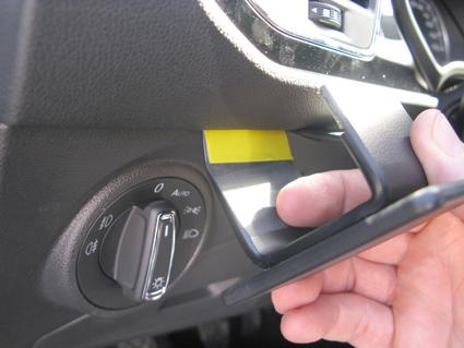 Hand som visar en del av instrumentbrädan i en Seat Leon 13-15, med funktioner för belysning.