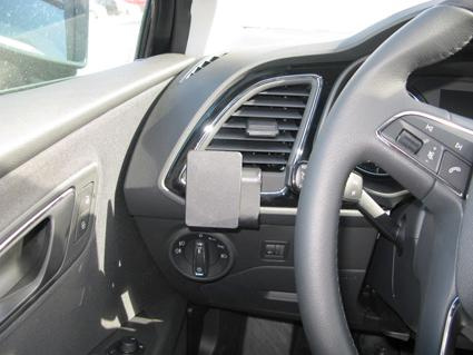 Vänster sida av instrumentpanelen med luftutlopp och reglage.