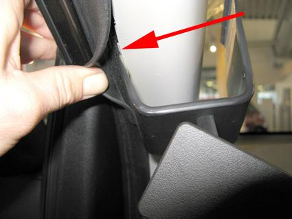 En hand justerar en del av inredningen i en Toyota RAV4.