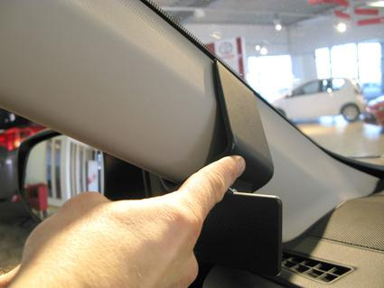 En hand pekar på en del av interiören i en Toyota RAV 4.