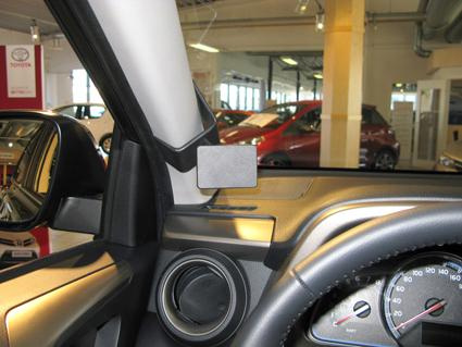 En insida av en bil med en kontrollpanel och spegel.