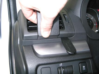 Ett grepp som tas för att justera en luftventil i en Subaru Forester.