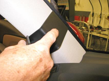 En hand håller i en del av inredningen i en Citroen C4 Picasso II.