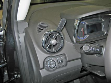 Detalj av bilinteriör med luftventil och kontroller.