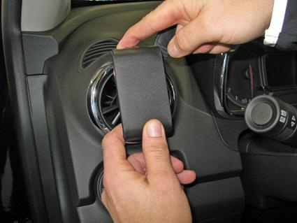 En person installerar en monteringsbygel på en bilventil.