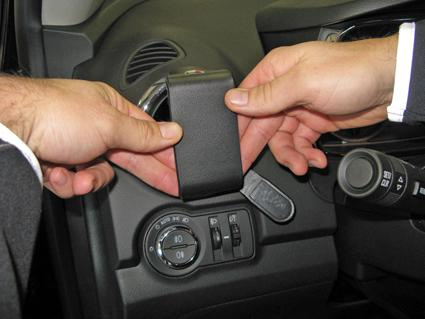 Monteringsbygel installeras på en Chevrolet Trax.