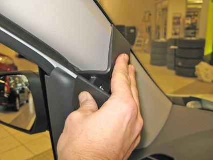 Monteringsbygel installeras på bilens inre hörn.