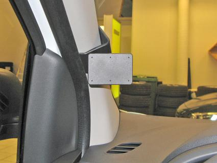 Monteringsbygel för ProClip, avsedd för Dacia Dokker/Lodgy 14-15, vänster sida.